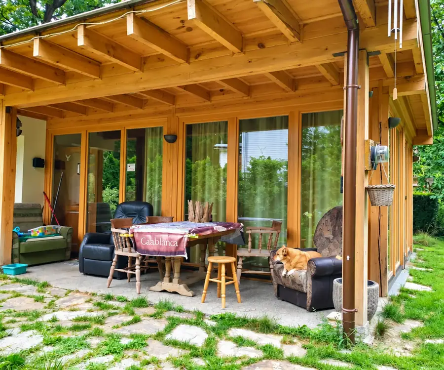 Garden courtyard and outdoor seating - 3:2
