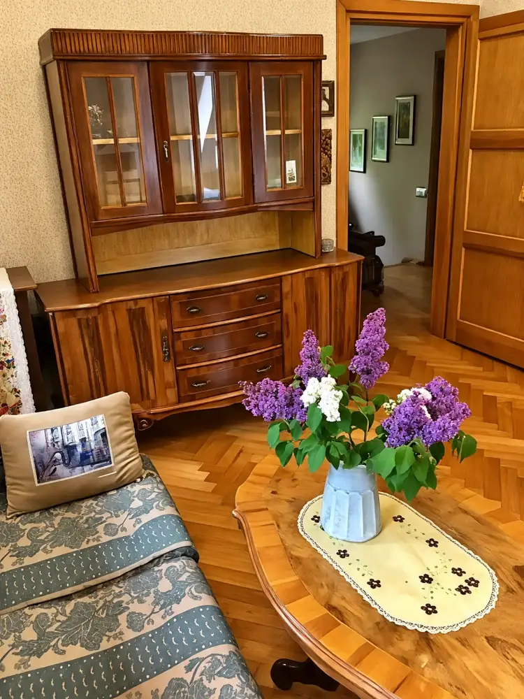 Interior artwork and villa details - 3:4